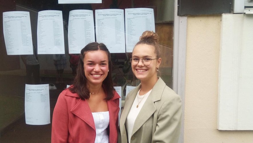 Elisa Sales, à gauche, et Olivia Audo, deux des élèves de Dispo Terminale qui intégreront Sciences Po Toulouse à la rentrée.