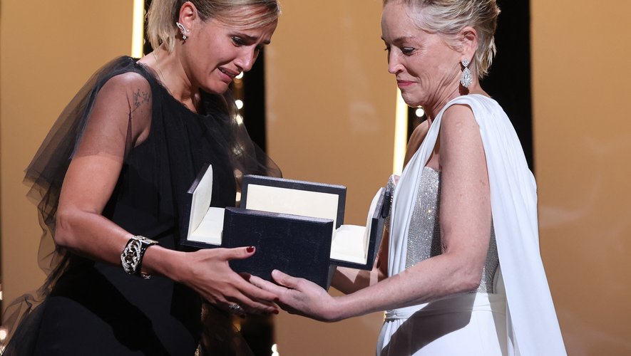 La Française Julia Ducournau (à gauche) a remporté samedi la Palme d'Or à Cannes.