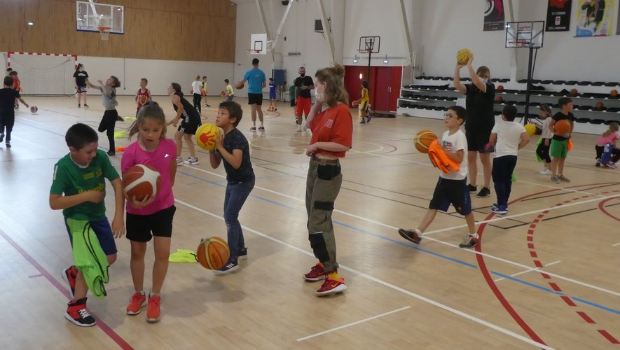 Quelques enfants participant à l’initiation au basket avec Luc Primaube Basket.