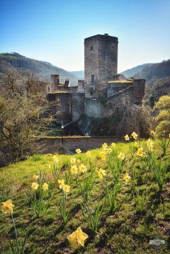 Le château de Belcsatel, construit au XIe siècle, fut restauré dans les années 1970 par l’architecte Fernand Pouillon.