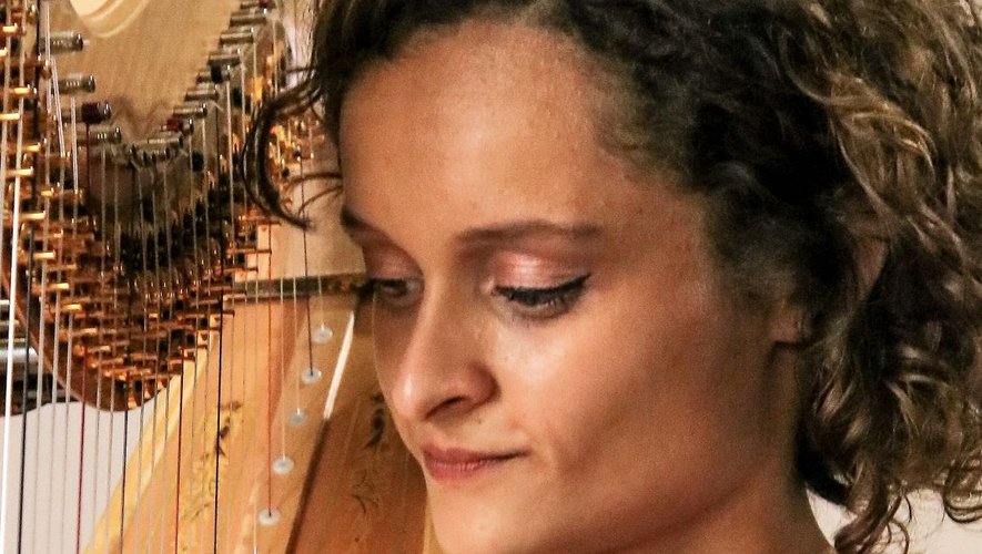 Alice Emery, née en 1996  à Rio De Janeiro, joue des mélodies sur harpe depuis l’âge de 4 ans.