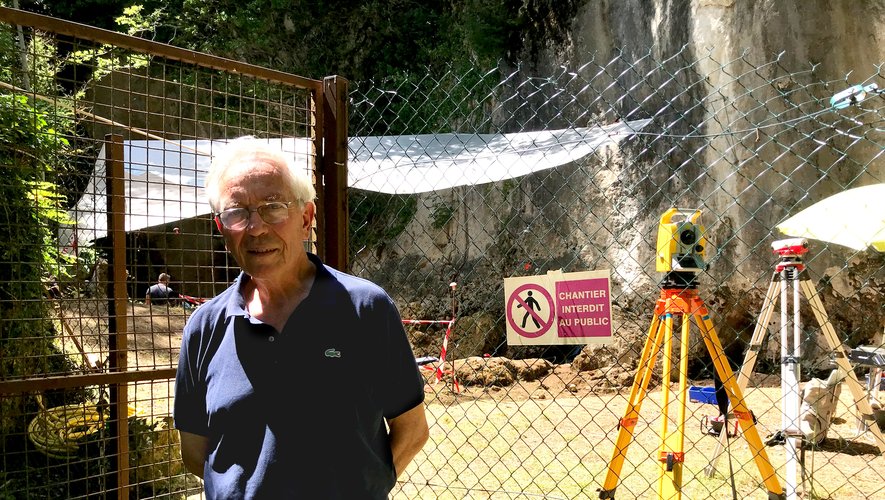 Pierre-Marie Blanquet sur le site de Roquemissou où les fouilles se poursuivent chaque été.