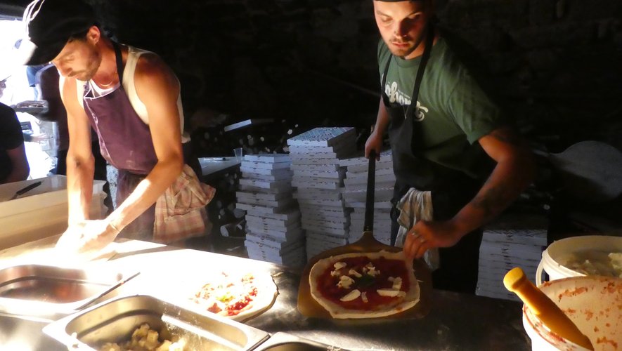 Les pizzaïolos en pleine préparation des 140 pizzas de la soirée !.