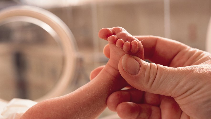 Le taux de mortalité périnatale, enfants nés sans vie ou décédés au cours des 7 premiers jours de vie s'élève à 10,2 pour mille naissances en France