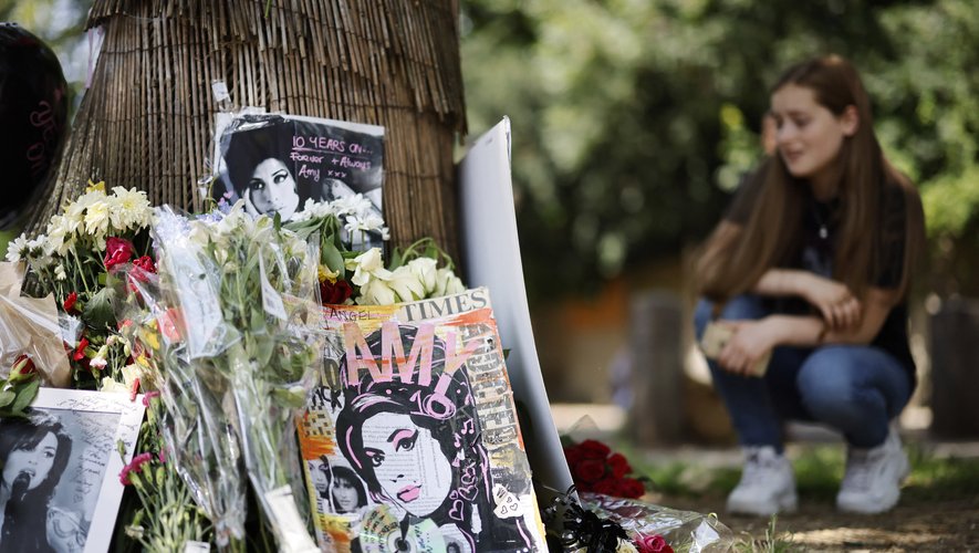 Les fans d'Amy Winehouse se sont rendus vendredi devant la statue d'Amy Winehouse dans le quartier de Camden rendre lui hommage, dix ans après sa mort.