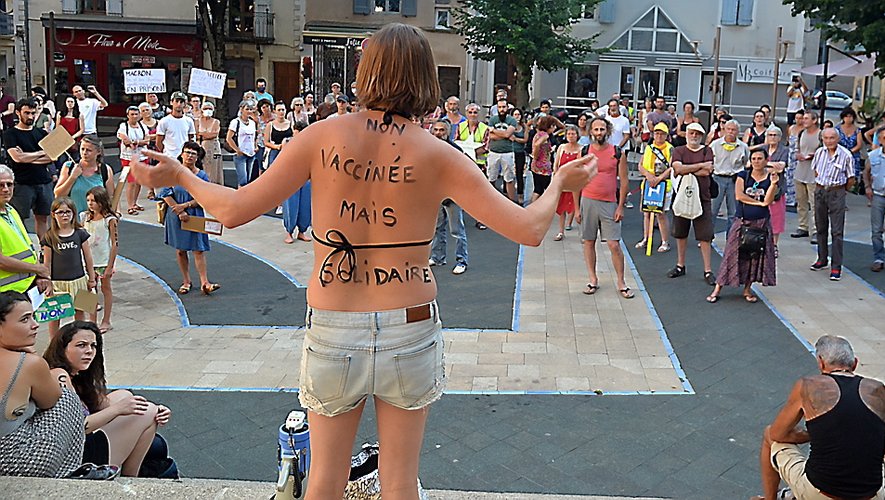 Une manifestante a écrit des slogans des deux côtés de son corps.