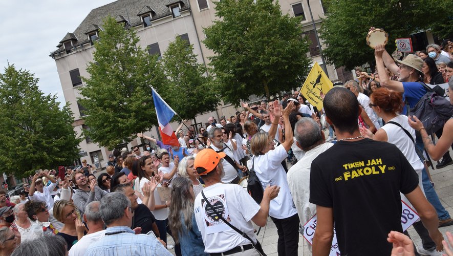 Les anti pass sanitaires ont manifesté pour leurs libertés, dans les rues de Rodez, au son de la musique. 
