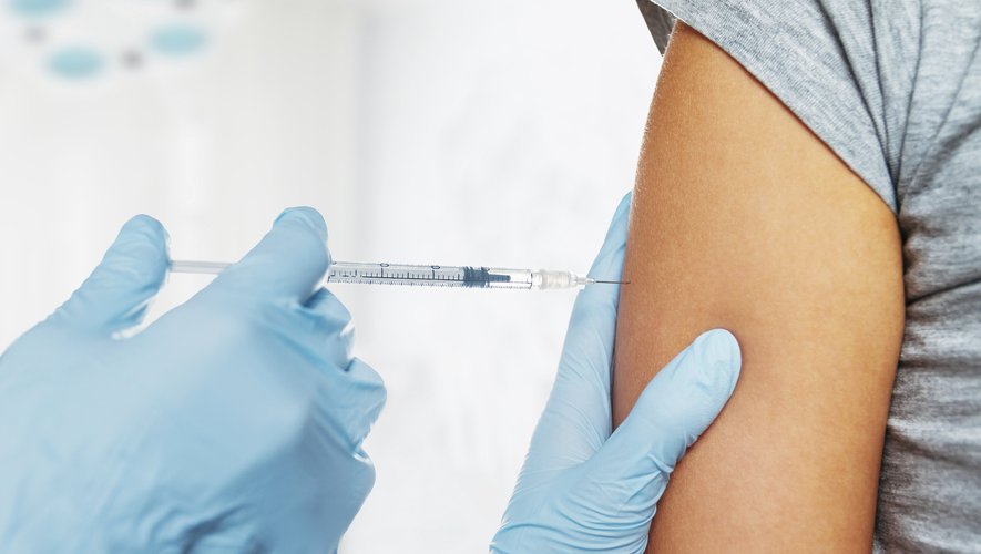 Près de 60 % de la population française a reçu au moins une dose de vaccin contre le Covid-19, selon les données sanitaires publiées dimanche soir.