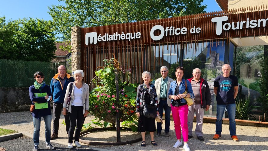 Le jury des villes et villages fleuris accompagnés des élus et de Michel Couderc.