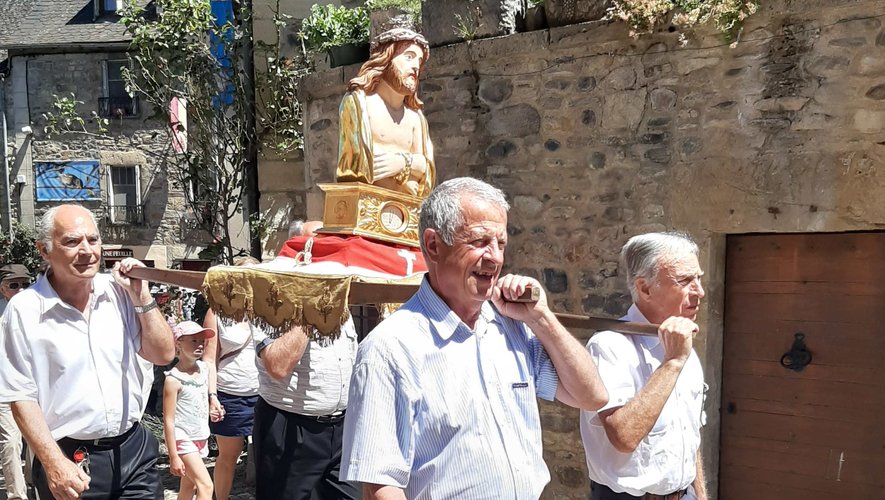 Le reliquaire à la processionde la Sainte-Épine.