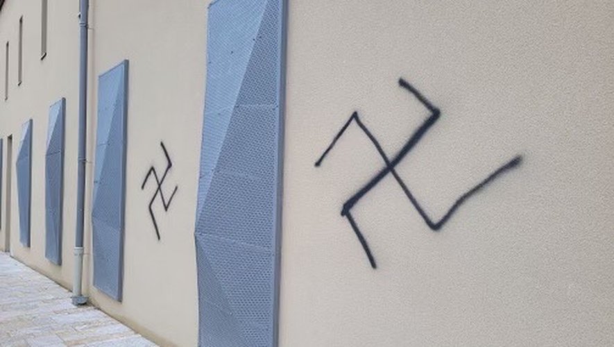 Les croix gammées découvertes sur les murs de la maison de santé du Faubourg, ce mercredi matin.