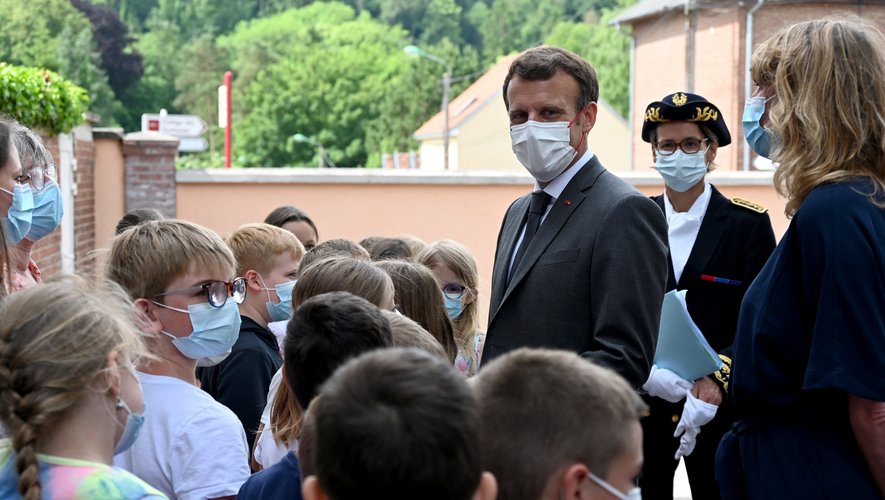 Durant sa visite, Emmanuel Macron a répété que la vaccination, que l'exécutif entend accélérer, était le "seul moyen de nous sortir" de la crise.