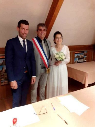 Les mariés Pauline et Gaylord Voisenet et le maire Christian Naudan