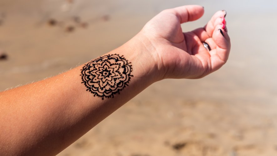 L'ANSM alerte les Français sur les risques d'allergies potentiels provoqués par certains tatouages éphémères très prisés durant l'été.