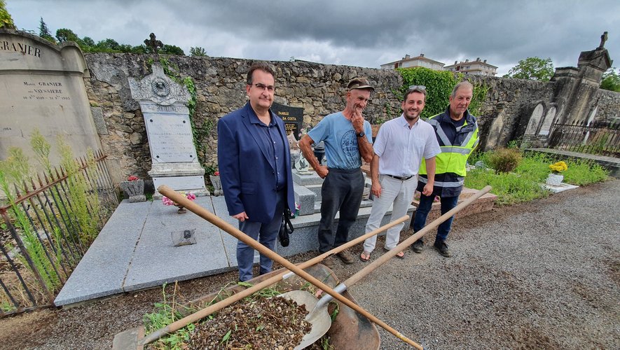 Alain, entre Jean-Claude Carrié et Jean-Sébastien Orcibal, nettoie le cimetière depuis le 12 juillet.