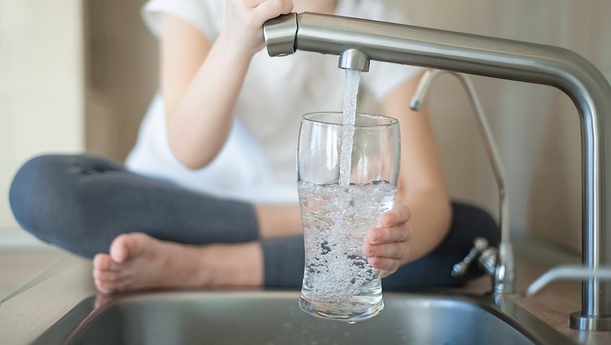 Pour préserver l'environnement, mieux vaut boire de l'eau du robinet que de l'eau en bouteille plastique.