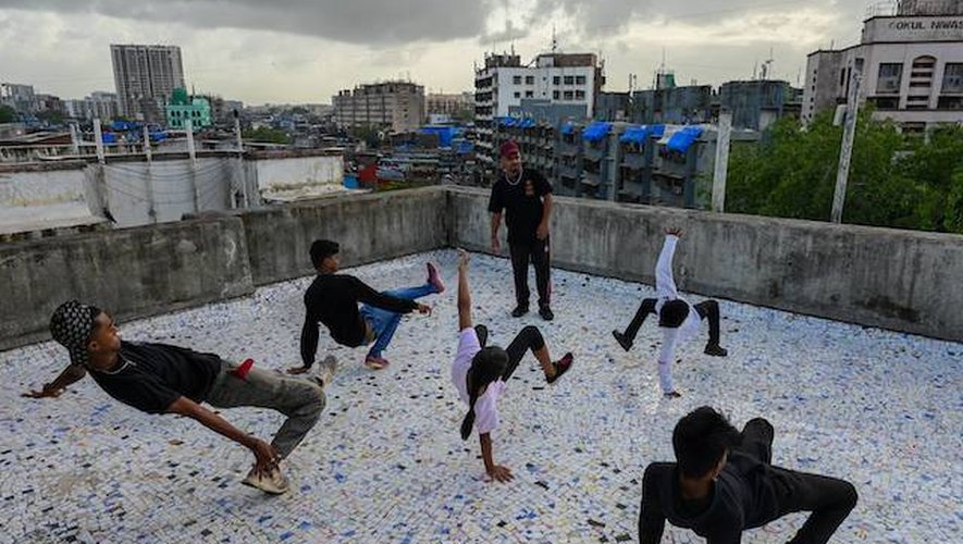 Le plus grand bidonville d'Inde situé à Bombay s'est si bien sorti de la crise sanitaire liée au coronavirus qu'une bande de jeunes habitants a produit avec des téléphones portables un rap avec une vidéo empreinte de fierté triomphante.