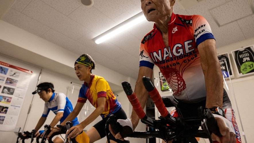 Hiromu Inada détient le record du monde de la personne la plus âgée à avoir terminé une compétition Ironman aux Championnats du monde.
