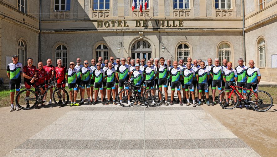 Les cyclistes ont été immortalisés devant la mairie.