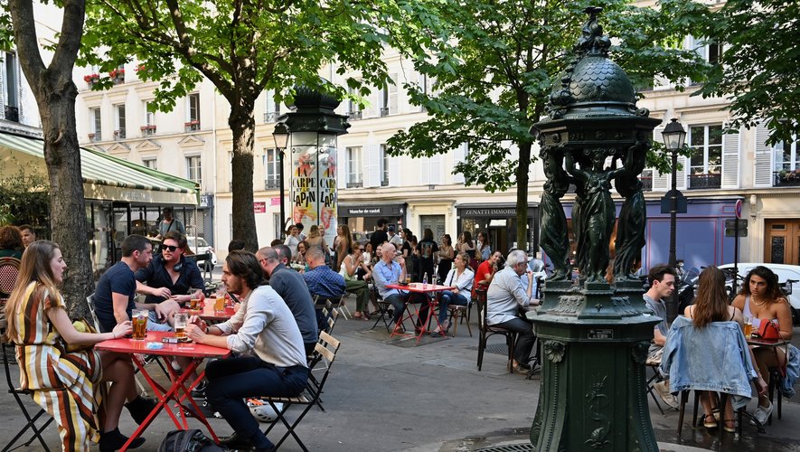Étendu à partir de lundi dans les cafés, centres commerciaux et hôpitaux, le pass sanitaire rythme désormais la vie des Français.