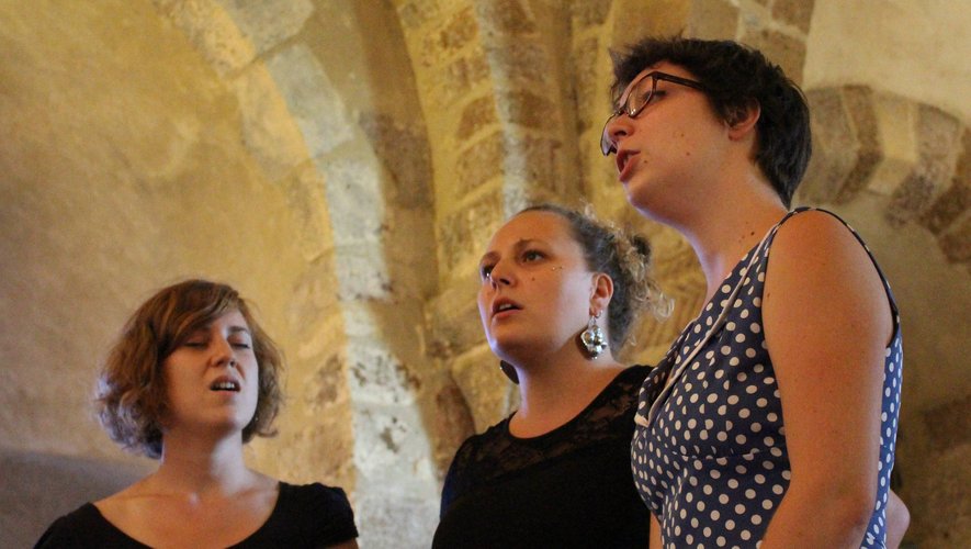 Béatrice Terrasse, Clémence Cognet et Mathilde Karvaix chantent le répertoire auvergnat, en occitanet en français.