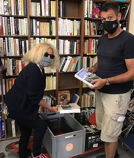 Véronique Magneaux et Cédric Mayand font le réassort des livres lors de la grande vente estivale.