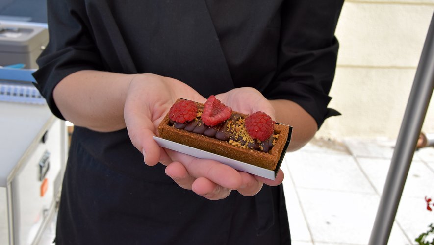 Le gâteau qui plaît le plus aux papilles des clients est celui au chocolatet à la framboise.