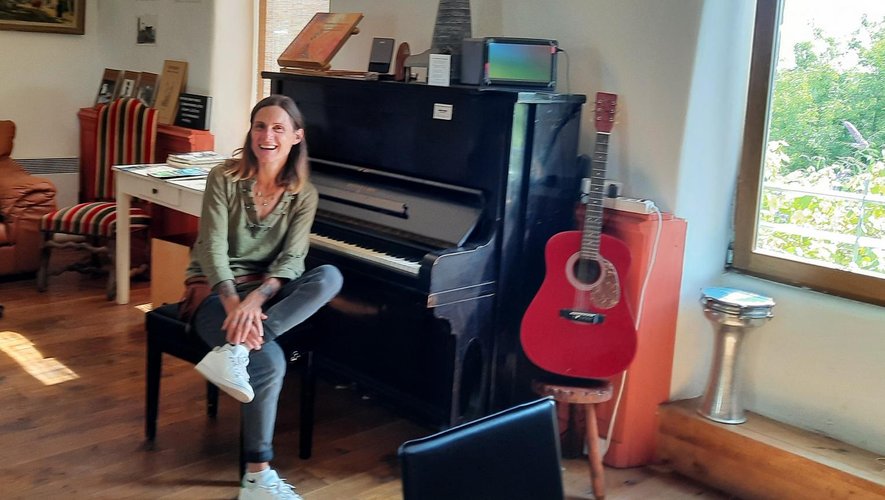 Caroline Négrier met son piano à disposition.