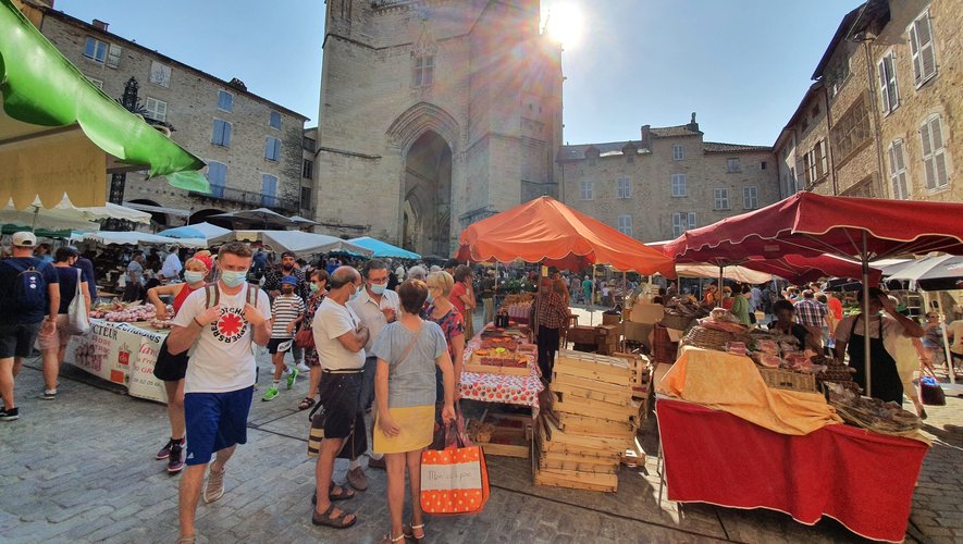 Le marché du jeudi matin  est l’un des événements  qui attire le plus de touristes  à Villefranche.