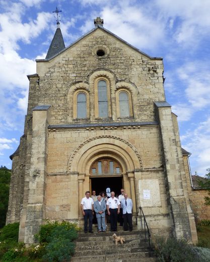 Les officiels sur le parvis  de l’église Saint-Julien-de-Panat.