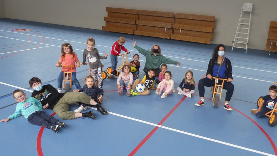 Un groupe d’enfants à la halle multi-sports de l’espace Antoine-de-Saint-Exupéry.