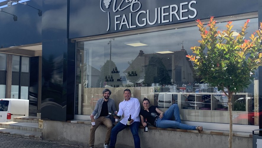 Jean-Sébastien Suran entouré de Maëlle et Florian Falguières devant leur nouvelle boutique.