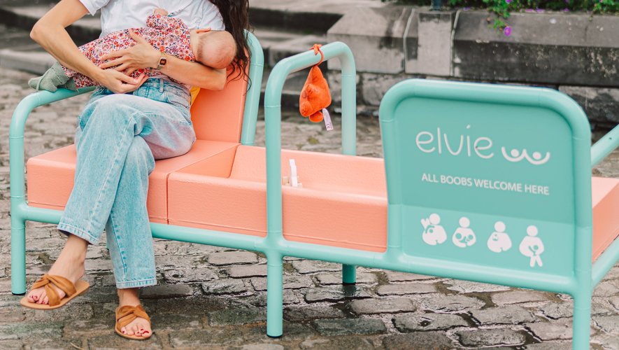 Durant tout le mois d'août, un banc spécialement conçu pour allaiter ou tirer son lait sera installé dans la ville de Courtrai, en Belgique. Une initiative de la société Elvie, qui vise à briser les tabous autour de l'allaitement en public.