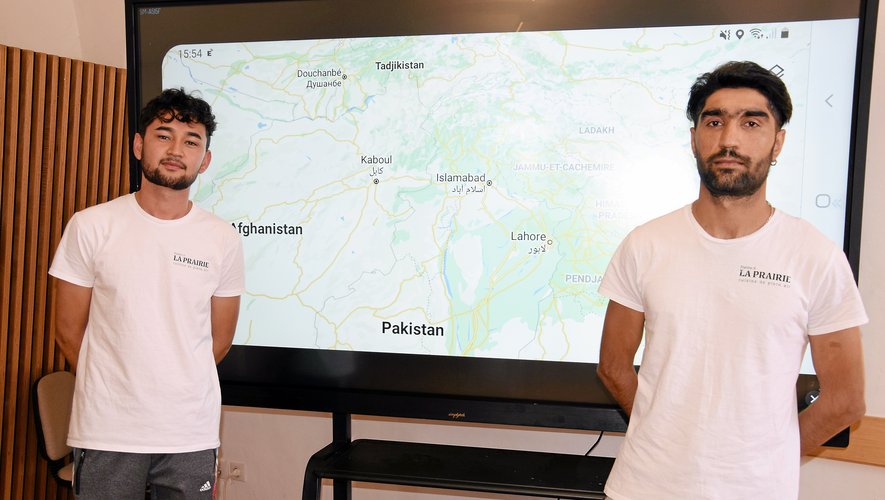 Ali, à gauche, et Reza,  ici après leur serviceau restaurant "Liens"de Station A, devant une carte  de leur pays : l’Afghanistan, tombé récemment aux mains des talibans.