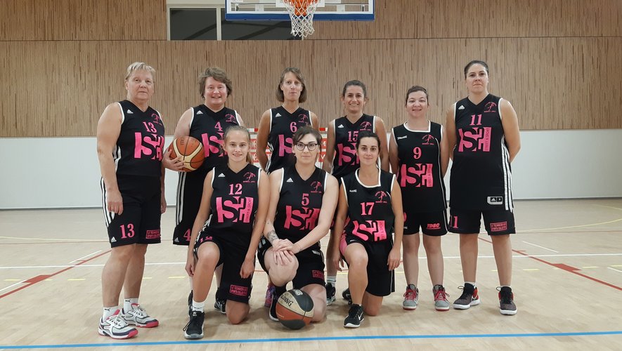 L’équipe féminine de basket de cette saison et la présidente-joueuse (n° 13).