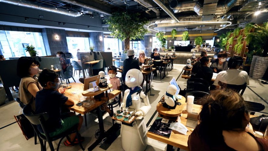 Au café Dawn à Tokyo, des robots sont pilotés par des personnes handicapées.
