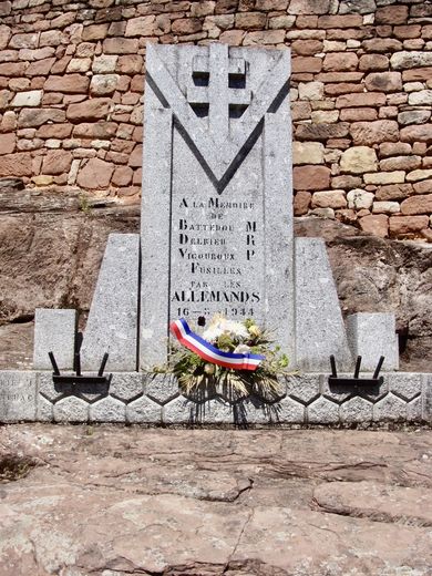La stèle en hommage aux victimes des nazis