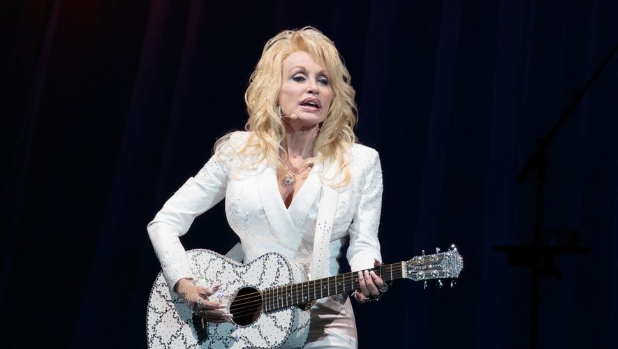 Dolly Parton s'attaque à la parfumerie avec sa dernière création olfactive, Scent From Above.