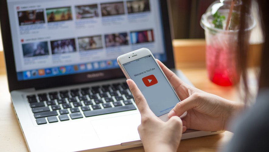 YouTube a indiqué avoir supprimé 77% des vidéos pour violation de leur règles concernant les élections avant qu'elles n'atteignent 100 vues, au moment de l'élection présidentielle américaine.