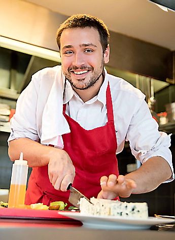Simon Abellaneda, chef du restaurant Le Sahuc, à Rivière-sur-Tarn,propose le roquefort en millefeuilles.Sa recette est basée autourde l’endive et de la pomme.