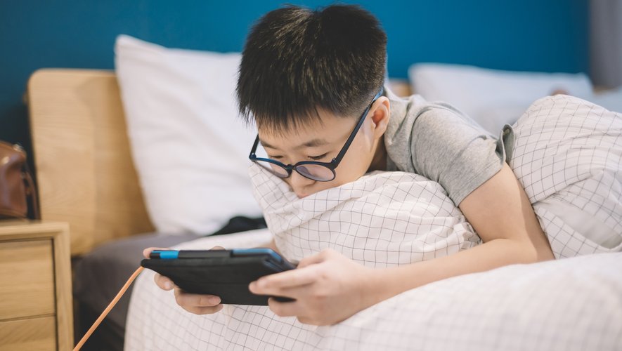 La Chine a annoncé lundi qu'elle allait interdire aux moins de 18 ans de jouer plus de trois heures par semaine aux jeux vidéo en ligne.