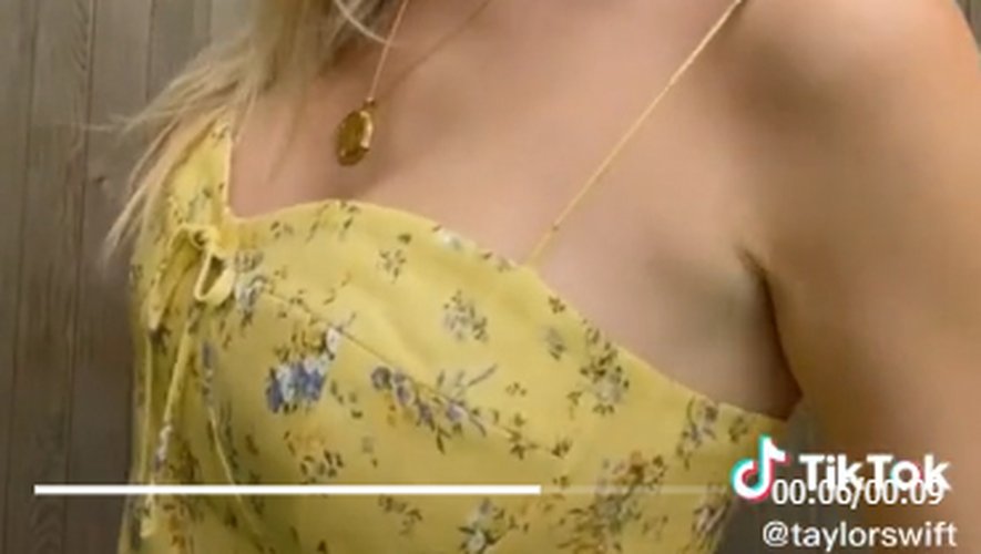 Cette robe jaune à fleurs Reformation est actuellement en rupture de stock suite à la vidéo de Taylor Swift sur TikTok.