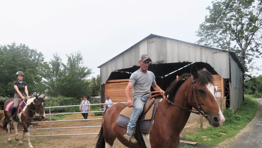 Balade en poney et à cheval au ranch du Levezou