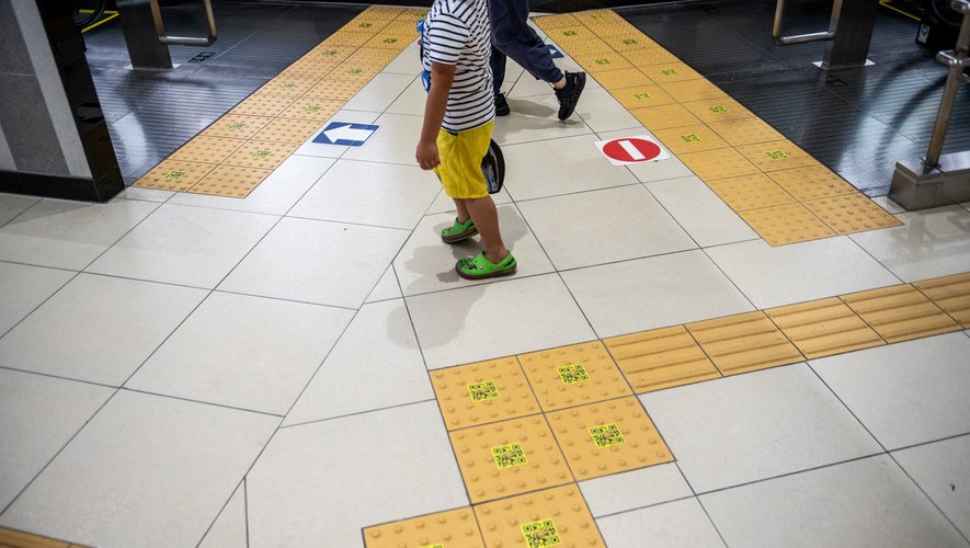 Ces marquages jaunes en relief sur le sol sont destinés à guider les personnes aveugles et malvoyantes.