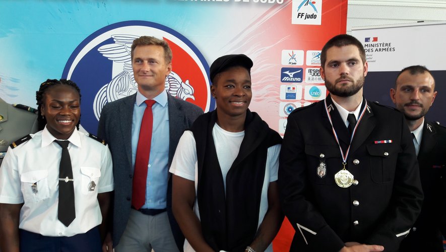 Romain Labro, à droite avec la médaille, en compagnie de Clarisse Agbeegnenou et d’Audrey Tcheuméo./ Photo DR.