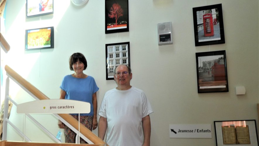 Catherine Dien et Vincent Enjelvin devant les tableaux exposés.