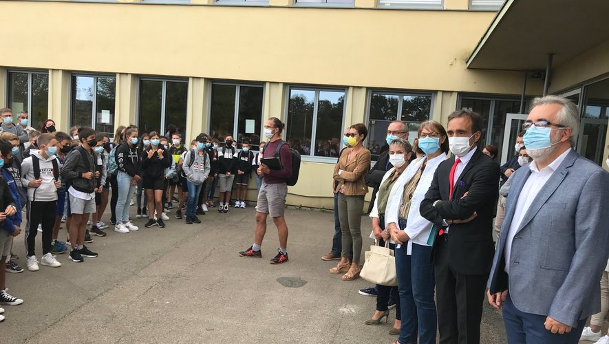Les élèves de sixième accueillis ce jeudi matin au collège Jean-Amans par Jean-Philippe Terracol (à droite), Arnaud Viala et l'équipe éducative. 
