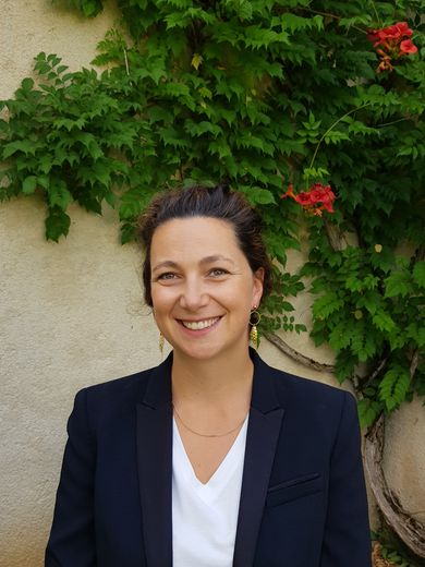 Caroline Togna, 34 ans, gère quinze centrales sur cinq départements dont l'Aveyron pour EDF.