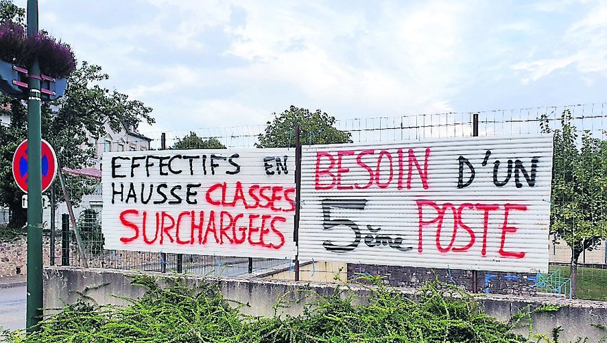 Les parents d’élèves se mobilisent, ils ont planté de grands panneaux devant l’école Jean-Lafon de La Fouillade.  DR.