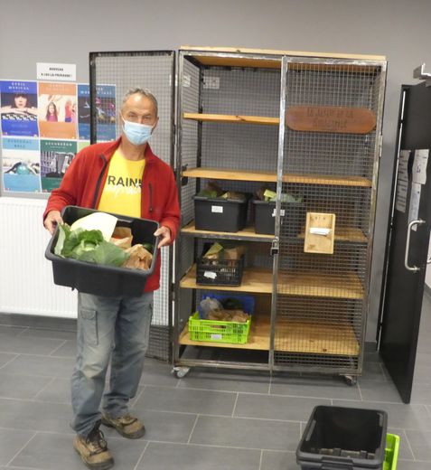 Laurent Prignot déposant les paniers de légumes dans le hall d’entrée de l’espace A. de St-Exupéry.